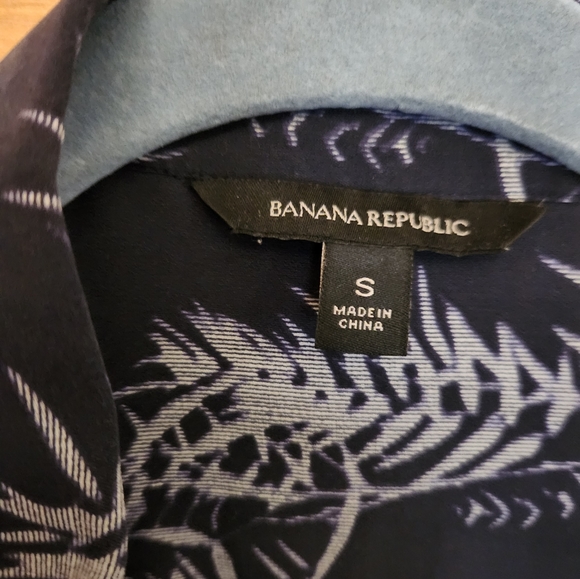 Banana Republic Silk Blend Navy Palm Leaf Printed Button Down Blouse - Picture 4 of 4